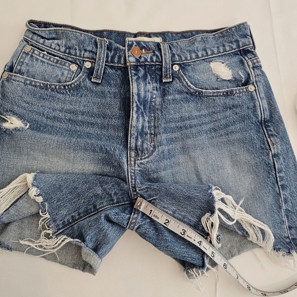 Madewell Relaxed Mid-Length Distressed Denim Shorts Size 24 Raw Hem Ripped - Picture 9 of 9